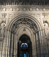 大聖堂内大理石門の写真